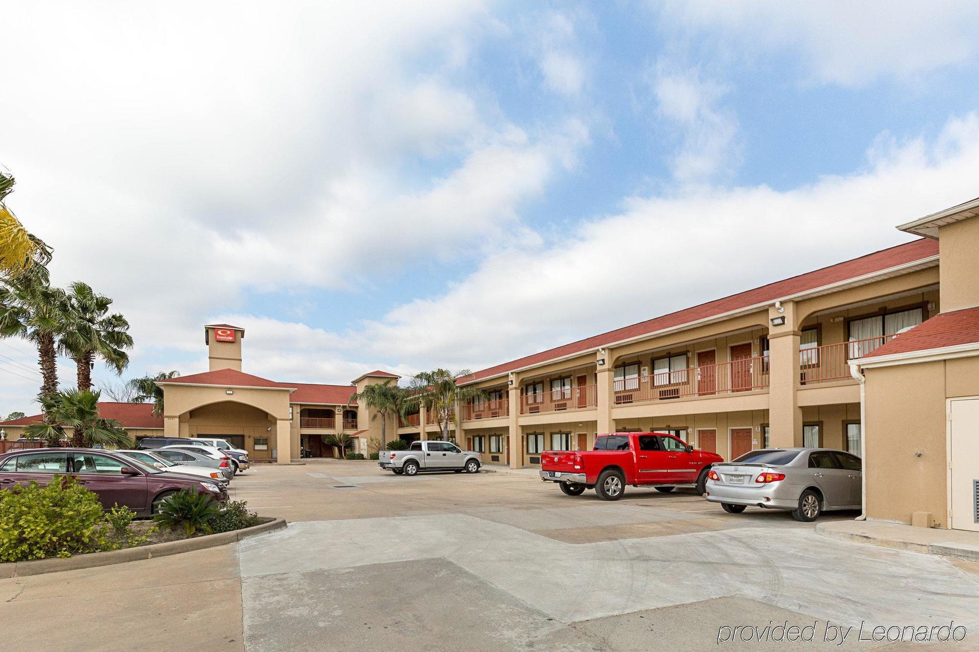 Red Roof Inn & Suites Houston - Humble/Iah Airport Exterior photo